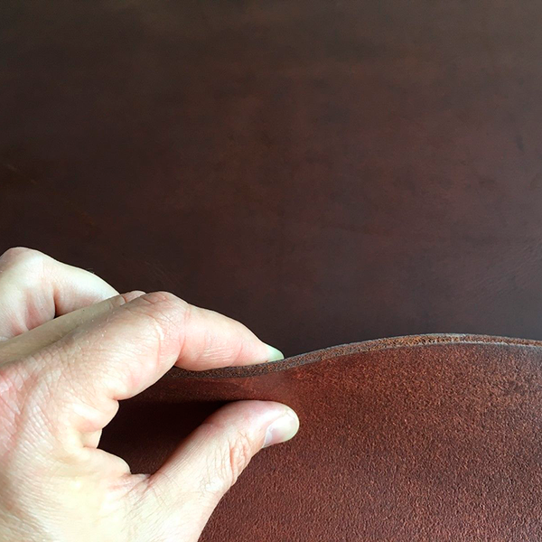Büffelleder, geölt. Farbe Braun. Stärke ca. 3,6 mm (L26-003)