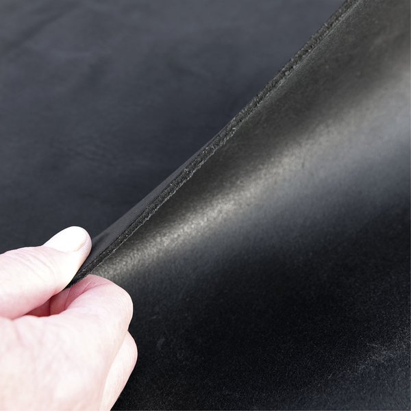Rindspaltleder, wachsige Nubuk Beschichtung. Farbe Schwarz. Stärke ca. 3,3 mm (L54-001)